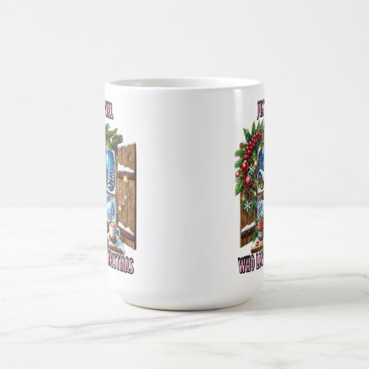Charme eines gemütlichen Weihnachtsfensters im Win Kaffeetasse (Mittel)
