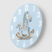 Charming Baby Boy Blue Rocking Horse Name Große Wanduhr (Winkel)