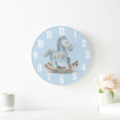 Charming Baby Boy Blue Rocking Horse Name Große Wanduhr (Zuhause)