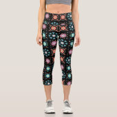 Charming Black Scandinavian Folk Pattern Yoga Capri Leggings (Vorderseite)