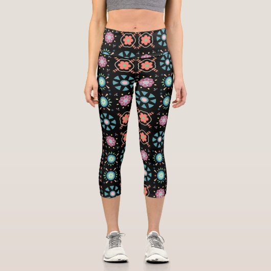 Charming Black Scandinavian Folk Pattern Yoga Capri Leggings (Vorderseite)