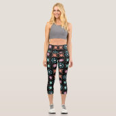 Charming Black Scandinavian Folk Pattern Yoga Capri Leggings (Vorderseite)