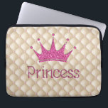 Charming Chic Pearls, Tiara, Prinzessin, Glitterie Laptopschutzhülle<br><div class="desc">Dieses Bild zeigt Perlen,  Tiara und Prinzessin Rosa Gliterie auf cremefarbenem Hintergrund. Ein trandy,  lustig,  funky,  stilvoll und elegant Mädchen Geschenk für Frauen und Teenager.</div>