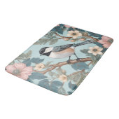 Charming Chickadee Bird Badematte (Schrägansicht)