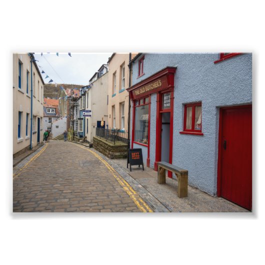 Charming Cobbled Street in Staithes Village Fotodruck (Vorne)