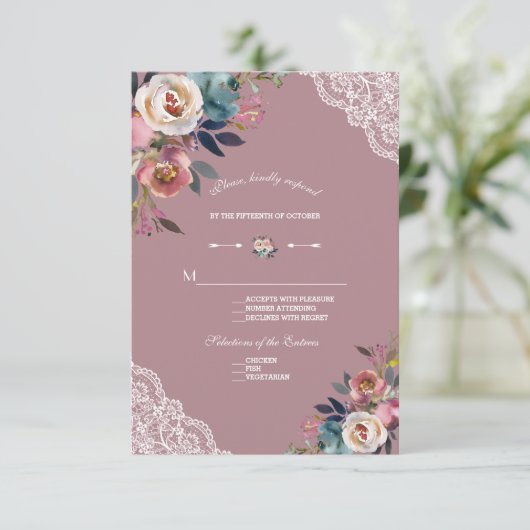 Charming Dusty Blue Dusty Rose Floral Wedding RSVP Karte (Stehend Vorderseite)