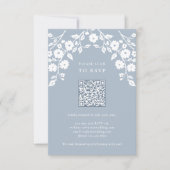 Charming Dusty Blue White Blume Floral QR Code RSVP Karte (Vorderseite)