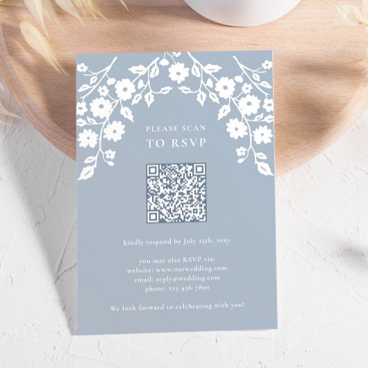 Charming Dusty Blue White Blume Floral QR Code RSVP Karte