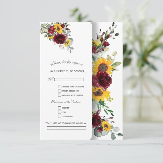 Charming Fall Burgund Sonnenblumen Hochzeit RSVP Karte (Stehend Vorderseite)