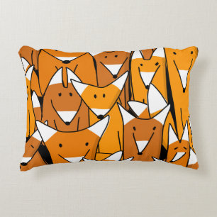 Charming Fox Family: Spielerisches Tiermuster Dekokissen