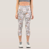 Charming Kawaii Snowmen Whimsical in Grau Muster Capri Leggings (Vorderseite)