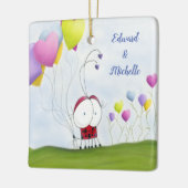 Charming Ladybug mit farbenfrohen Herzballons Keramikornament (Links)