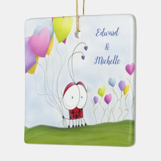 Charming Ladybug mit farbenfrohen Herzballons Keramikornament (Links)