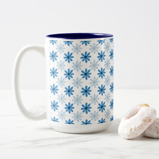 Charming Modern Blue Blossom Zweifarbige Tasse (Mit Donut)