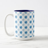 Charming Modern Blue Blossom Zweifarbige Tasse (Links)