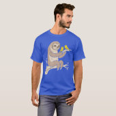 Charming Sloth mit Vögeln auf einer Zweigstelle T-Shirt (Vorne ganz)