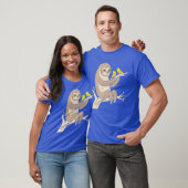 Charming Sloth mit Vögeln auf einer Zweigstelle T-Shirt (Unisex)