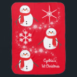 Charming Snowman Child's First Christmas on Red Babydecke<br><div class="desc">Dieses bezaubernde Design bietet Schneemänner und Schneeflocken in hellrot, um das erste Weihnachtsfest Ihres Kindes oder des Kindes Ihres Empfängers zu feiern. Schneeflocken wirbeln um drei Schneemänner und zwei große Schneeflocken, um Ihren Lieben zu helfen, frohe Weihnachten zu haben. Geben Sie den Namen des Kindes in den Personalisierten Bereich ein....</div>