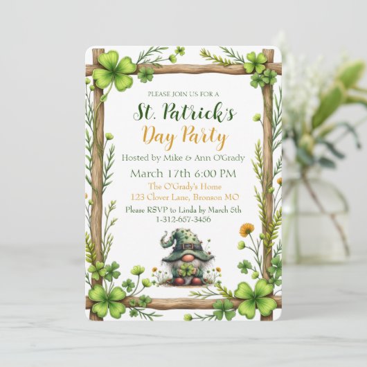 Charming Spring Clover & Gnome Invitation  Einladung (Stehend Vorderseite)