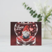 Charming Valentine Gnome in Crystal Heart Display Postkarte (Stehend Vorderseite)