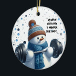 Charming Weight Lifting Snowman Keramik Ornament<br><div class="desc">Ein bezaubernder Schneemann hebt an einem schneebedeckten Tag im Freien einen heftigen Grill auf,  begleitet von einem witzigen Sprichwort: "Schneemänner arbeiten hart,  um ihre Form zu erhalten." Er ist stilvoll in seiner Handtasche und dem Schal auf diesem Ornament,  bereit,  Ihren Baum zu schmücken.</div>