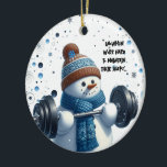 Charming Weight Lifting Snowman Keramik Ornament<br><div class="desc">Ein bezaubernder Schneemann hebt an einem schneebedeckten Tag im Freien einen heftigen Grill auf,  begleitet von einem witzigen Sprichwort: "Schneemänner arbeiten hart,  um ihre Form zu erhalten." Er ist stilvoll in seiner Handtasche und dem Schal auf diesem Ornament,  bereit,  Ihren Baum zu schmücken.</div>