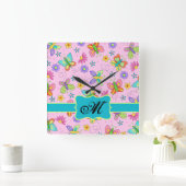 Charming Whimsy Butterfets Pink Monogram Quadratische Wanduhr (Zuhause)