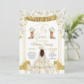 Charra Mis Quince im eleganten Weiß- und Goldflora Einladung (Stehend Vorderseite)