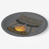 Charted to Perfection Funny Campfire Hot Dog Pappteller (Schrägansicht)