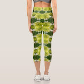 Chartreuse Green Abstrakt Hydrangea Blooms Muster Capri Leggings (Rückseite)