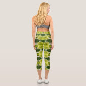Chartreuse Green Abstrakt Hydrangea Blooms Muster Capri Leggings (Rückseite)