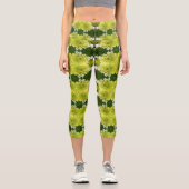 Chartreuse Green Abstrakt Hydrangea Blooms Muster Capri Leggings (Vorderseite)