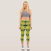 Chartreuse Green Abstrakt Hydrangea Blooms Muster Capri Leggings (Vorderseite)