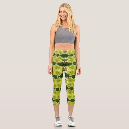 Chartreuse Green Abstrakt Hydrangea Blooms Muster Capri Leggings (Vorderseite)
