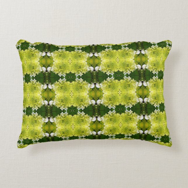 Chartreuse Green Abstrakt Hydrangea Blooms Muster Dekokissen (Vorderseite)
