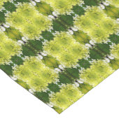 Chartreuse Green Abstrakt Hydrangea Blooms Muster Kurzer Tischläufer (Ecke)