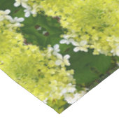Chartreuse Green Abstrakt Hydrangea Blooms Muster Tischdecke (Schrägansicht)