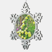 Chartreuse Green Limelight Hydrangea Garden Schneeflocken Zinn-Ornament (Rechts)