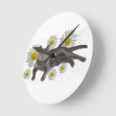 Chartreux Cat mit Daisies Runde Wanduhr (Winkel)