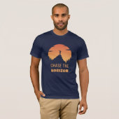 Chase the Horizon - Bold Sunset Mountain Adventure T-Shirt (Vorne ganz)
