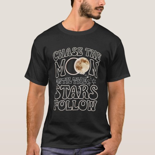 Chase the Moon - A Stellar Typografy T-Shirt (Vorderseite)