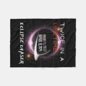 Chaser Solar Eclipse 2024 Funny zweimal im Leben Fleecedecke (Vorderseite (Horizontal))