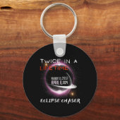 Chaser Solar Eclipse 2024 Funny zweimal im Leben Schlüsselanhänger (Vorderseite)