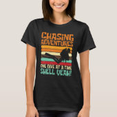 Chasing Adventures One Dive at a Time, Shell Yeah_ T-Shirt (Vorderseite)