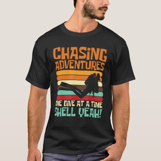 Chasing Adventures One Dive at a Time, Shell Yeah_ T-Shirt (Vorderseite)