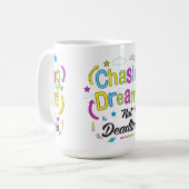 Chasing Dreams, Not Deadlines – Motivational Quote Kaffeetasse (Vorderseite Links)