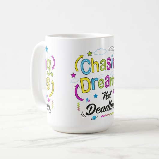 Chasing Dreams, Not Deadlines – Motivational Quote Kaffeetasse (Vorderseite Links)