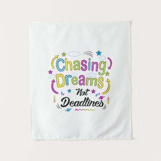Chasing Dreams, Not Deadlines – Motivational Quote Wandteppich (Vorderseite)