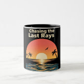 Chasing The Last Ray – Sunset Dreamer Aesthetic Zweifarbige Tasse (Mittel)