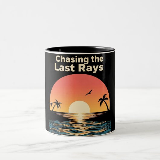 Chasing The Last Ray – Sunset Dreamer Aesthetic Zweifarbige Tasse (Mittel)